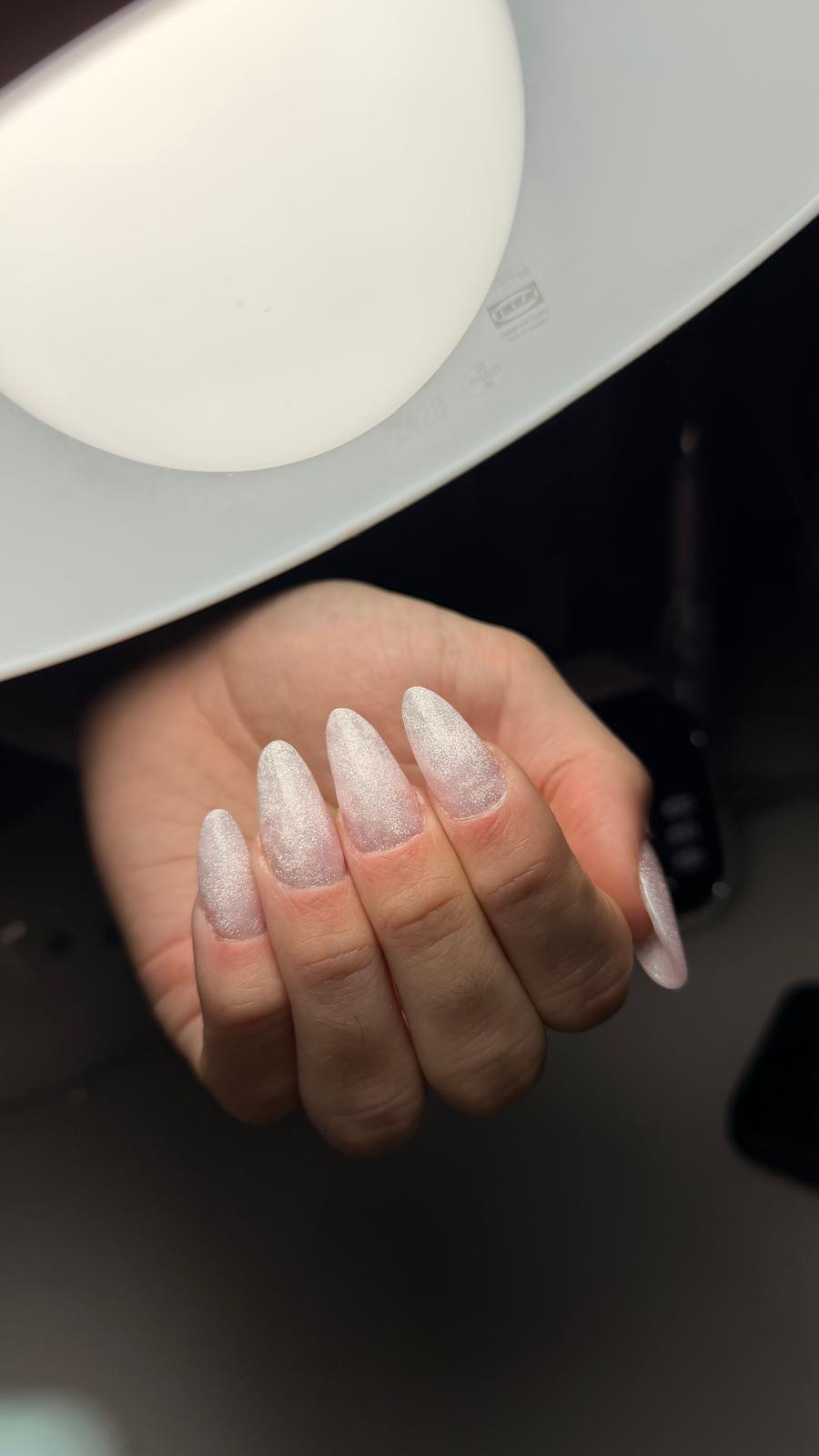 Unhas com acabamento glitter cintilante