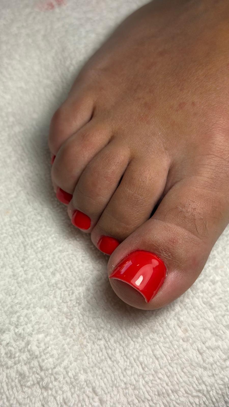 Detalhe de pedicure vermelha, acabamento