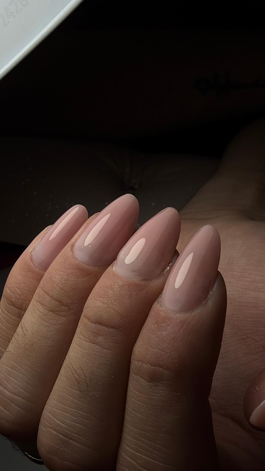 Unhas amêndoa em tom nude